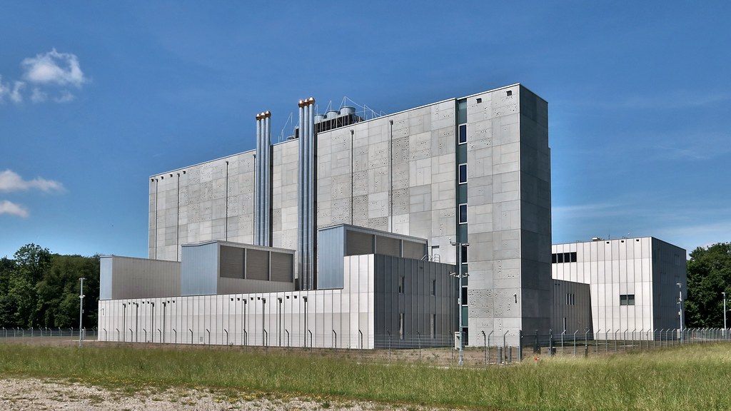 Foto ilustrasi (office data server room) untuk berita: Anthropic Rilis Claude Haiku 5.5, Pangkas Biaya Operasional AI 75 Persen. Foto: Welcome to Switzerland backstage! via Flickr, lisensi CC BY 2.0.