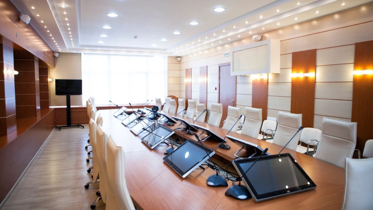 Ruang rapat kantor modern dengan meja dan kursi eksekutif untuk pertemuan bisnis.