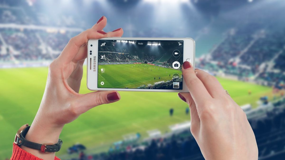 Seseorang memegang ponsel pintar Android untuk memotret