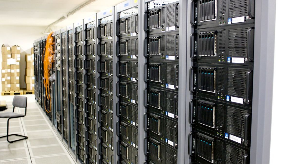Deretan rak server di dalam ruangan pusat data komputer.