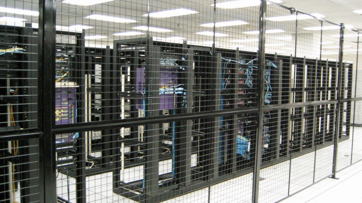 Deretan rak server di dalam pusat data untuk pemrosesan informasi
