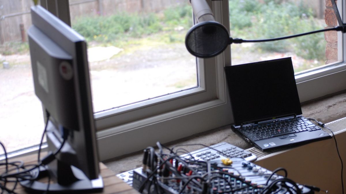 Mikrofon studio dan perlengkapan audio di ruang rekaman musik.